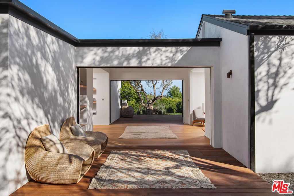 Image 2 of property listing at 28953 Boniface Drive, Malibu, CA 90265