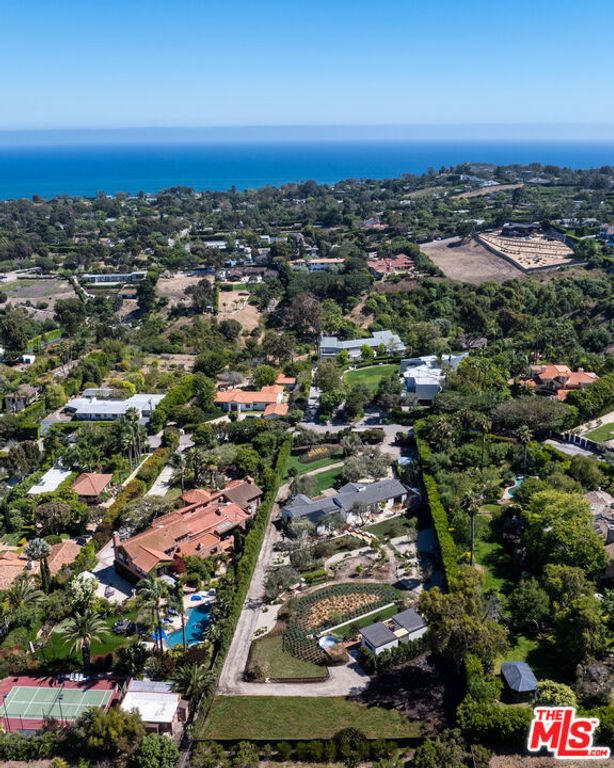 Image 4 of property listing at 28953 Boniface Drive, Malibu, CA 90265