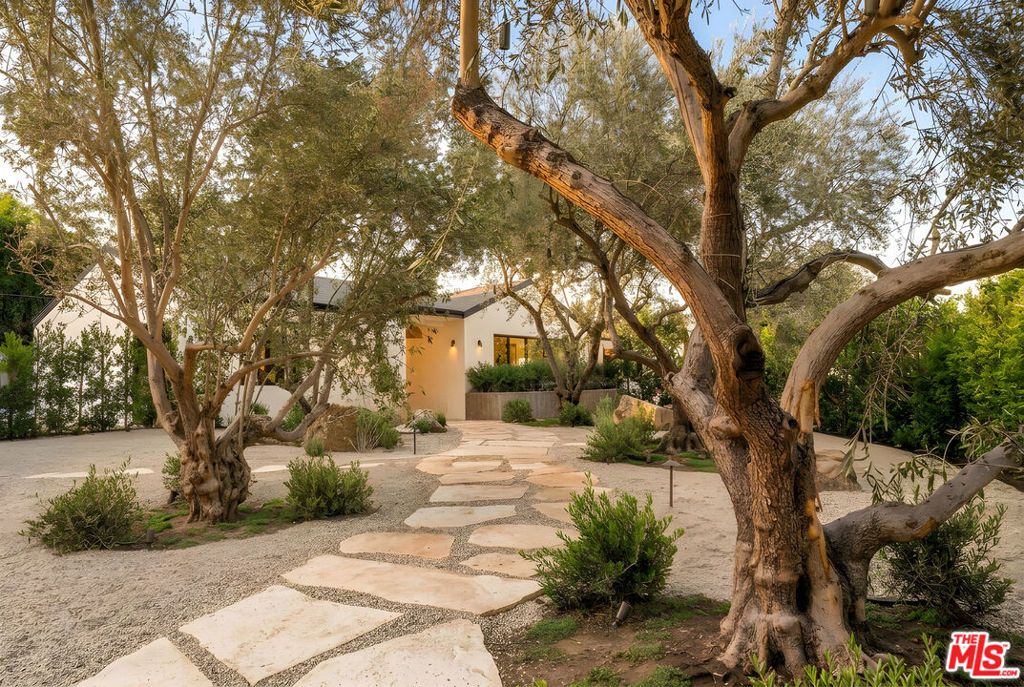 Image 5 of property listing at 28953 Boniface Drive, Malibu, CA 90265