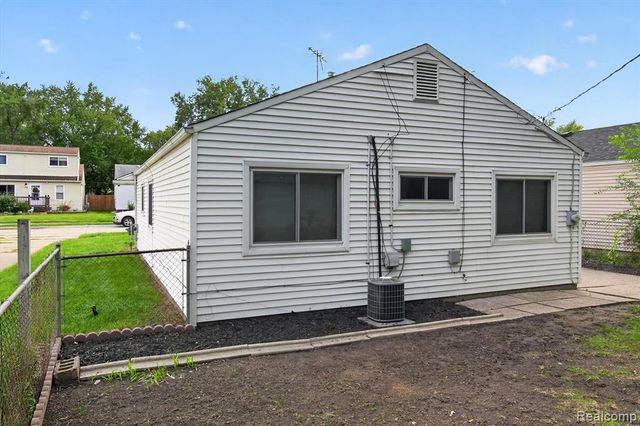2199 Pearl Avenue, Warren, MI 48091