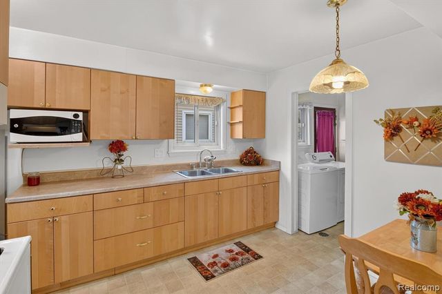 2199 Pearl Avenue, Warren, MI 48091