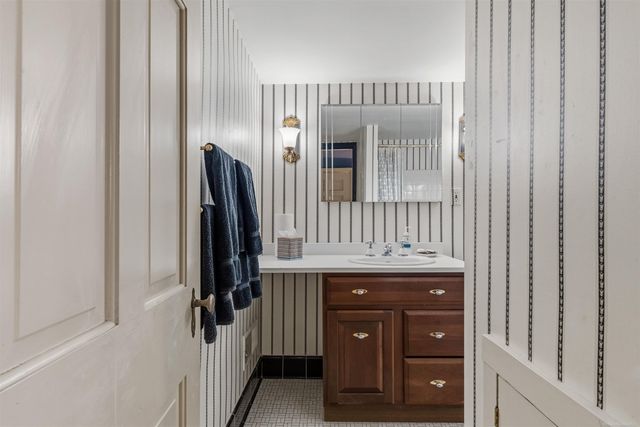 50 Cranford Lane, Grosse Pointe, MI 48230
