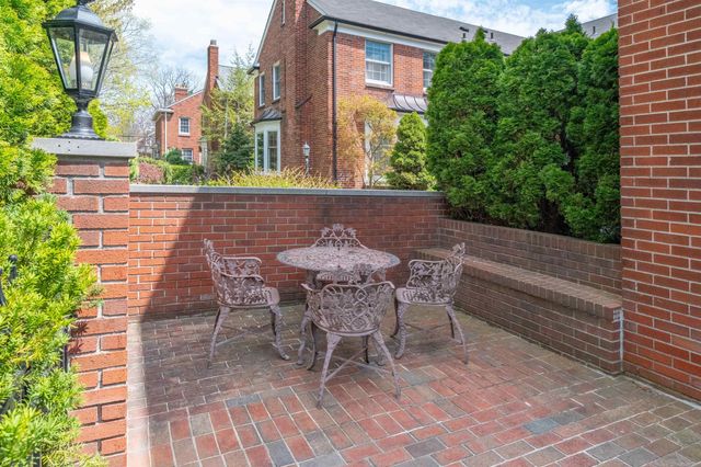 50 Cranford Lane, Grosse Pointe, MI 48230