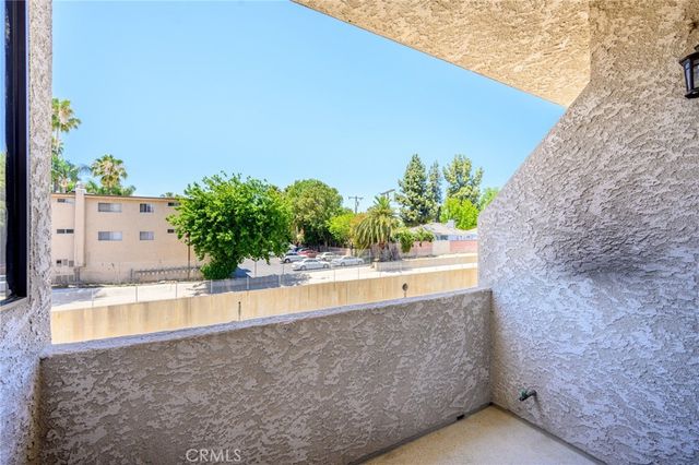 7211 Cozycroft Avenue 16, Winnetka, CA 91306