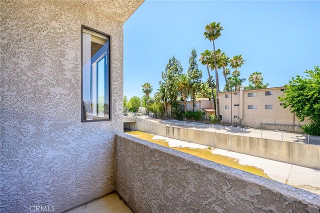 7211 Cozycroft Avenue 16, Winnetka, CA 91306