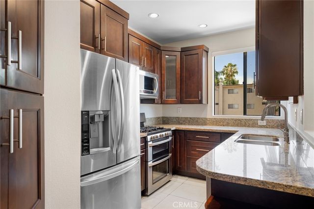 7211 Cozycroft Avenue 16, Winnetka, CA 91306
