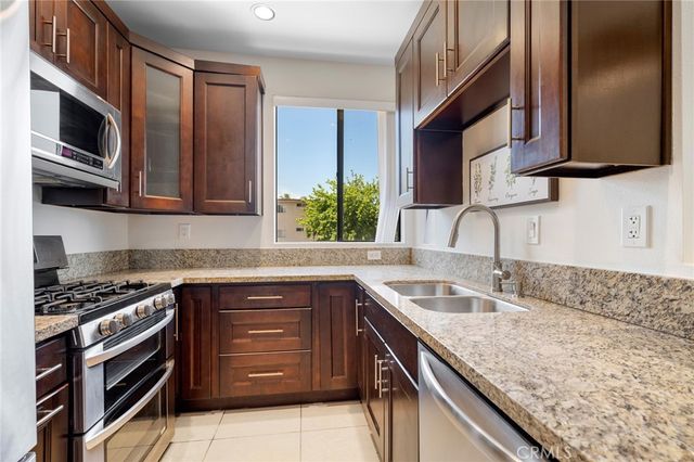 7211 Cozycroft Avenue 16, Winnetka, CA 91306