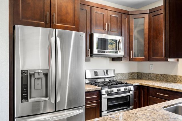 7211 Cozycroft Avenue 16, Winnetka, CA 91306