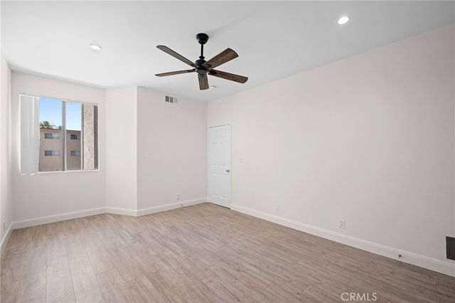 7211 Cozycroft Avenue 16, Winnetka, CA 91306