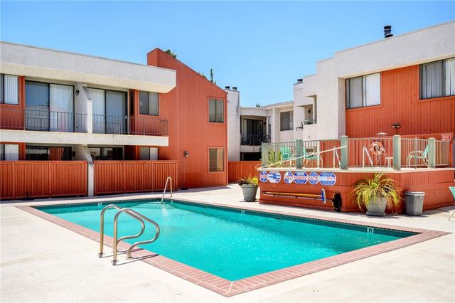 7211 Cozycroft Avenue 16, Winnetka, CA 91306