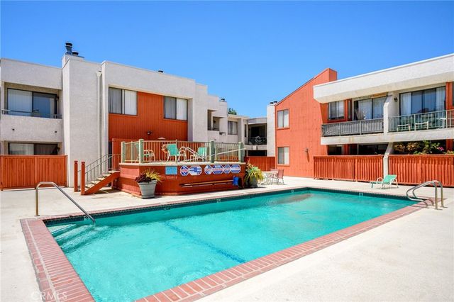 7211 Cozycroft Avenue 16, Winnetka, CA 91306
