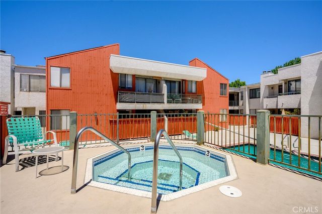 7211 Cozycroft Avenue 16, Winnetka, CA 91306