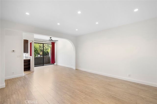 7211 Cozycroft Avenue 16, Winnetka, CA 91306