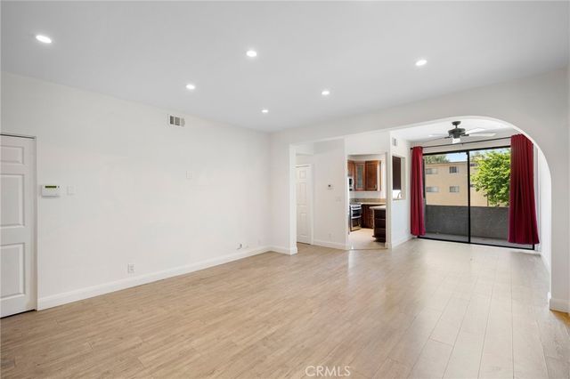 7211 Cozycroft Avenue 16, Winnetka, CA 91306
