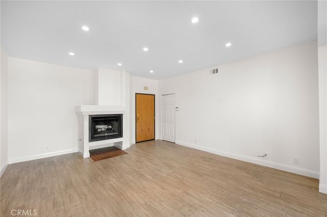 7211 Cozycroft Avenue 16, Winnetka, CA 91306
