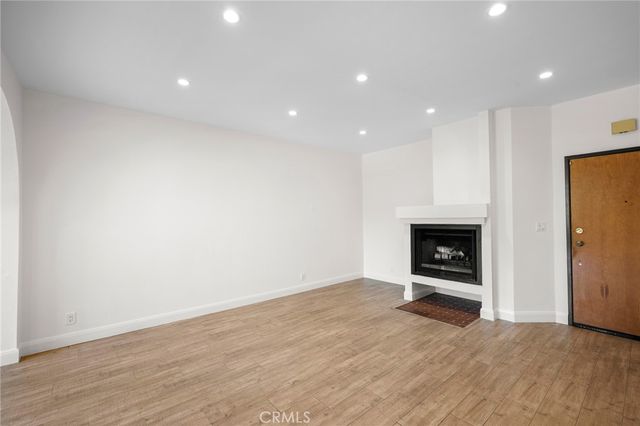 7211 Cozycroft Avenue 16, Winnetka, CA 91306