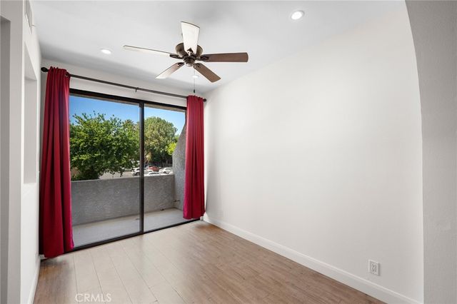 7211 Cozycroft Avenue 16, Winnetka, CA 91306