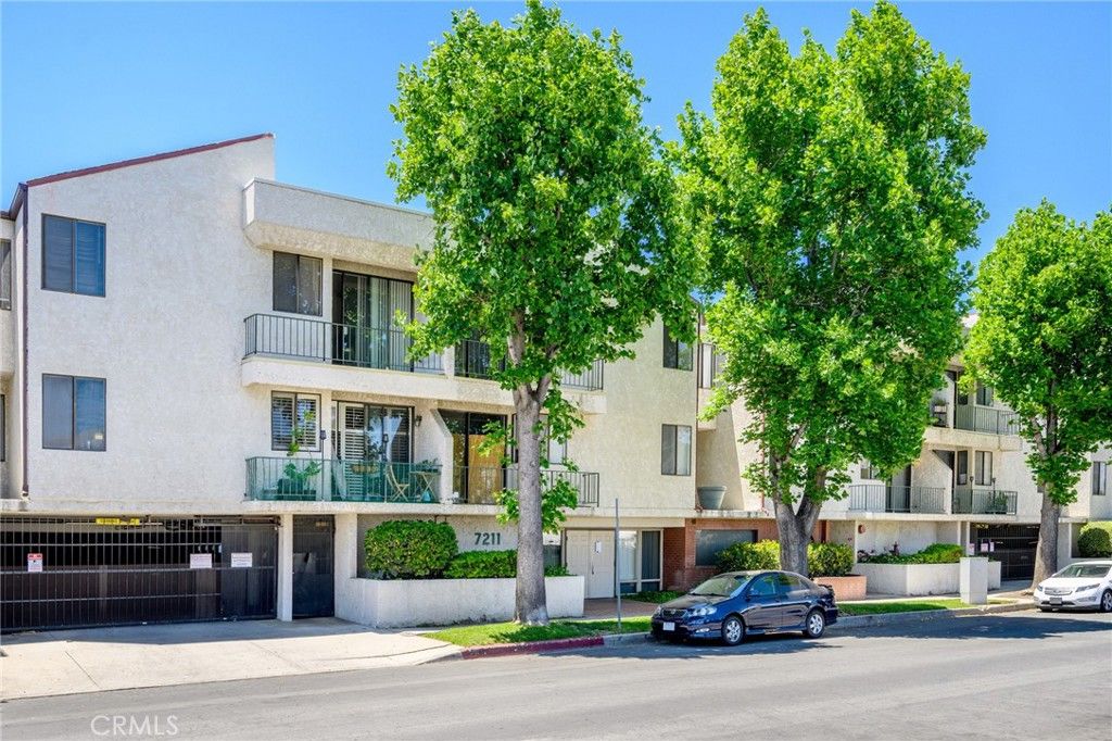 7211 Cozycroft Avenue 16, Winnetka, CA 91306