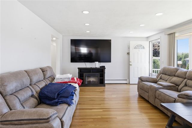 39 Salem Avenue, Cranston, RI 02920