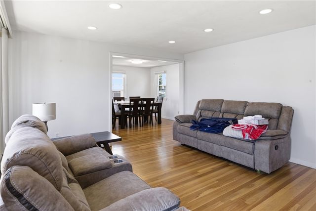 39 Salem Avenue, Cranston, RI 02920