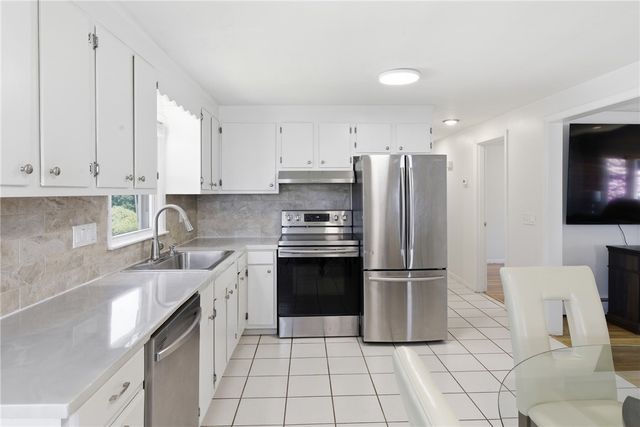 39 Salem Avenue, Cranston, RI 02920