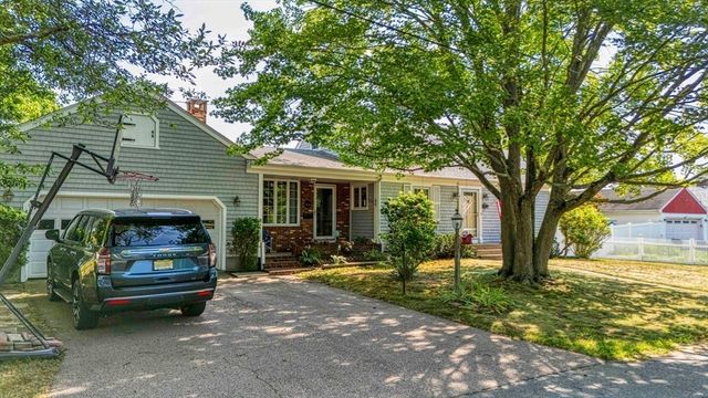 132 Jackson Ave, Somerset, MA 02725