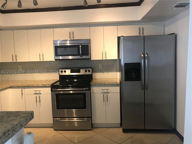 800 Parkview Dr 102, Hallandale Beach, FL 33009