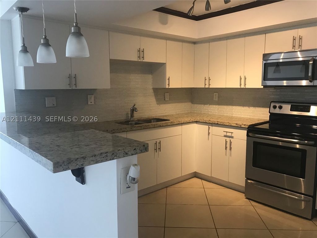 800 Parkview Dr 102, Hallandale Beach, FL 33009