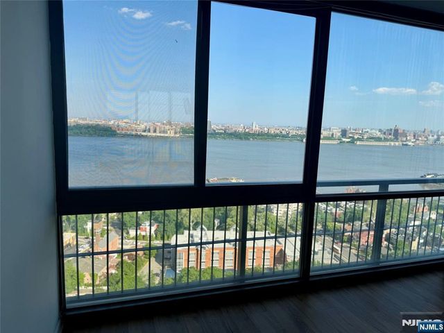 4 Horizon Road 1417, Fort Lee, NJ 07024