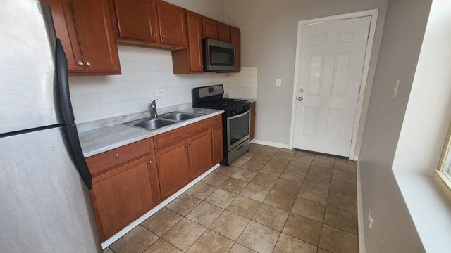 1407 E 69th Place 2, Chicago, IL 60637