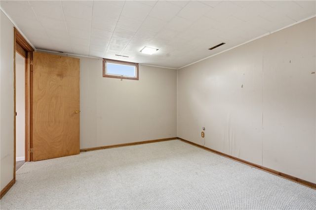 2132 Larry Drive NE, Cedar Rapids, IA 52402