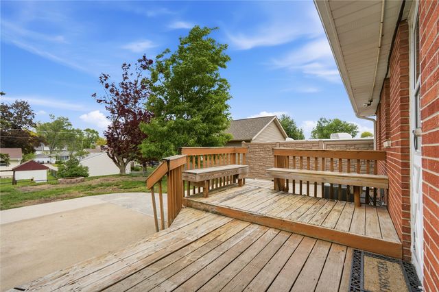 2132 Larry Drive NE, Cedar Rapids, IA 52402
