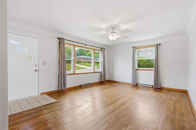 2132 Larry Drive NE, Cedar Rapids, IA 52402