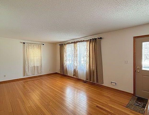 10025 Wentworth Avenue S, Bloomington, MN 55420