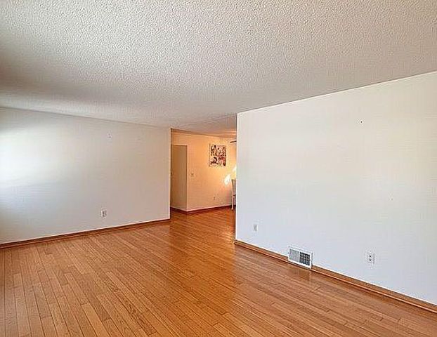 10025 Wentworth Avenue S, Bloomington, MN 55420