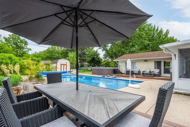 5985 Echo Ridge, Stevensville, MI 49127