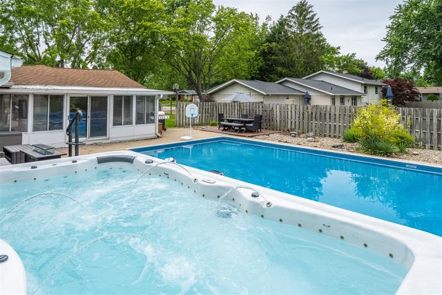 5985 Echo Ridge, Stevensville, MI 49127