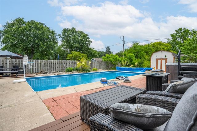 5985 Echo Ridge, Stevensville, MI 49127