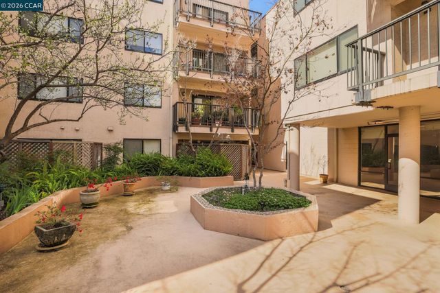 322 Hanover Ave 107, Oakland, CA 94606