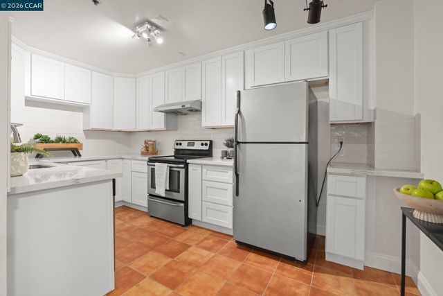 322 Hanover Ave 107, Oakland, CA 94606