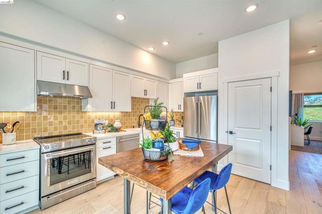 28929 Parkridge Loop 80, Hayward, CA 94544