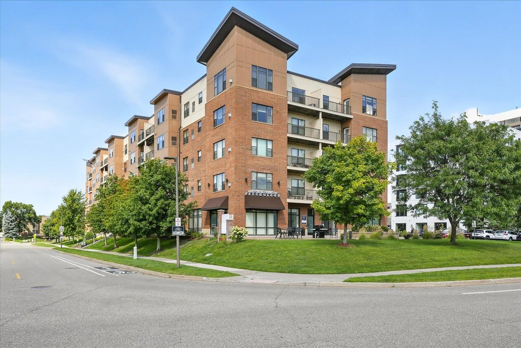 1155 Ford Road 203, Saint Louis Park, MN 55426