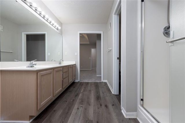 8042 N Elmwood Avenue, Kansas City, MO 64119