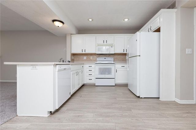 8042 N Elmwood Avenue, Kansas City, MO 64119