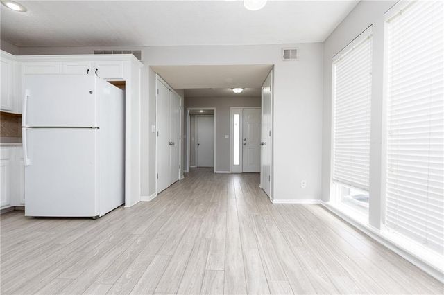 8042 N Elmwood Avenue, Kansas City, MO 64119