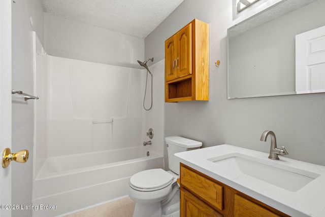 3107 Pine Trace Ct, Louisville, KY 40272