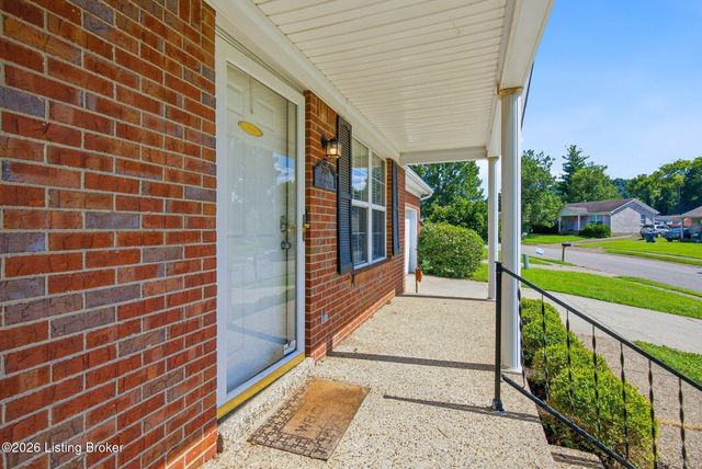 3107 Pine Trace Ct, Louisville, KY 40272