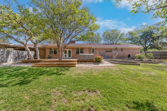 1016 Hummingbird Lane, Woodway, TX 76712