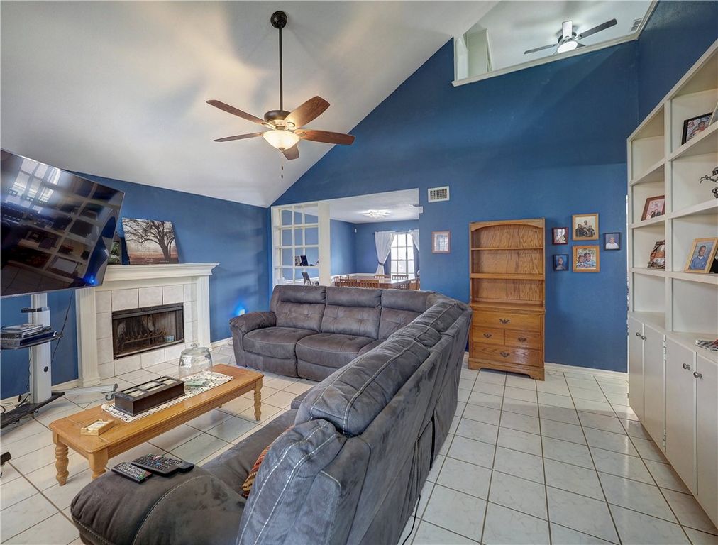 7210 ST JAMES Ct, Corpus Christi, TX 78413 — photo 3