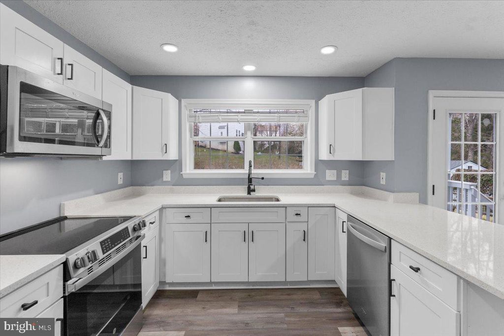 Image 12 of property listing at 10415 LABRADOR LOOP, Manassas, VA 20112